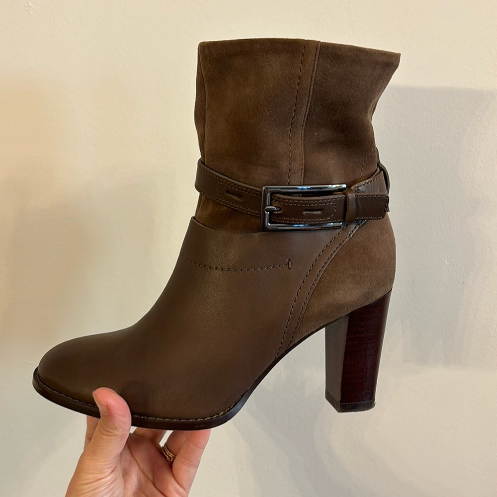 Size 7M Brown Suede Leather Clarks Zip Booties